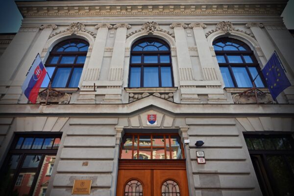 Rustikálny nábytok Špecializovaný trestný Súd Banská Bystrica